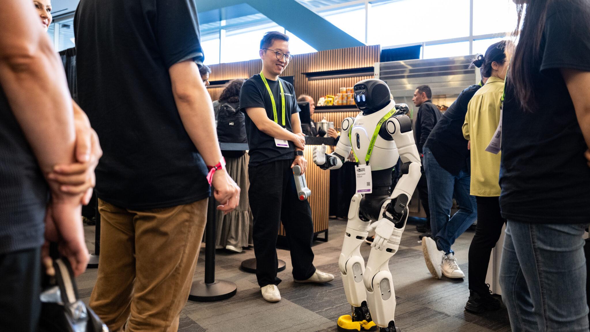 GTC 2026 전시장에서 Agibot 휴머노이드 로봇이 참석자와 상호작용하고 있다